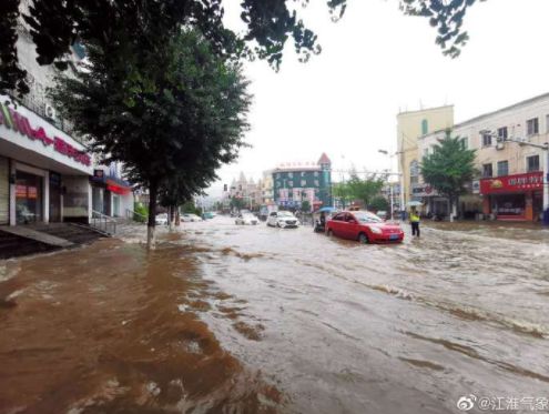 安徽暴雨现场，天灾无情，人间有爱最新视频曝光