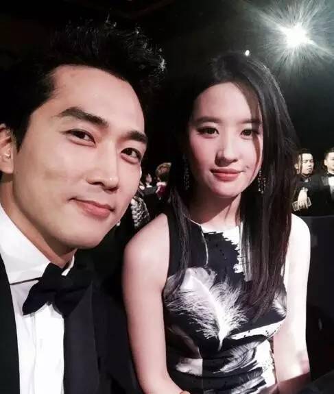 卓伟爆料揭秘，小巷深处的刘亦菲钟爱特色小店，独家爆料刘亦菲新动态