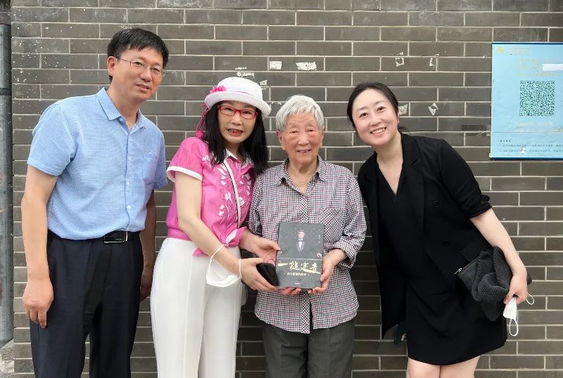 施彩华最新动态，温馨日常与友情的色彩更新。