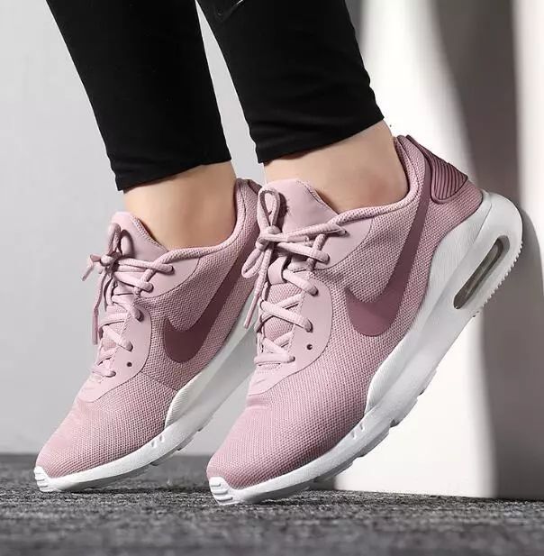 最新Nike女鞋时尚运动款式，让你瞬间爱上运动风尚！
